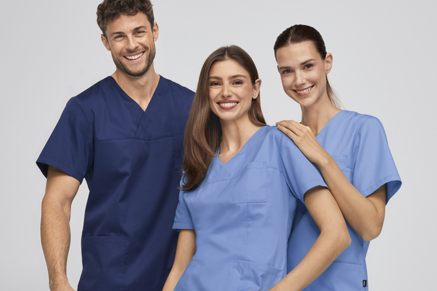 Tre personer i arbetskläder från 7days tittar in i kameran